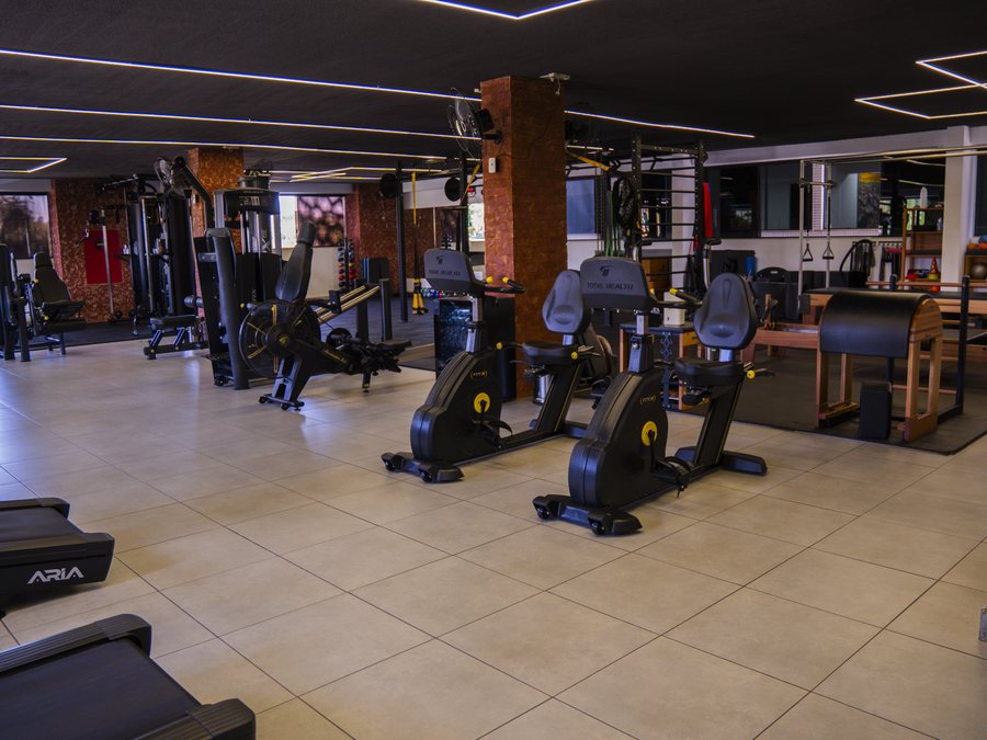 Salão do Estúdio AR Lago Sul com equipamentos de cardio e musculação