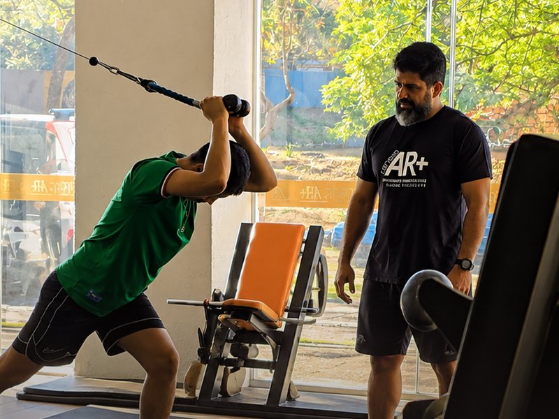 Professor do Estúdio AR orientando aluno durante o treino