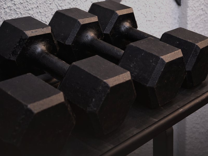 Halteres da área de musculação do Estúdio AR